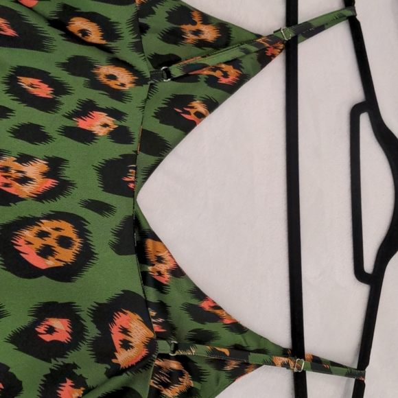 Leopard v neck dressy tank top - Picture 3 of 3